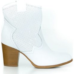 Dziurkowane kowbojki - skóra naturalna - model 470 - kolor biały. Białe botki damskie Zapato, ze skóry, bez obcasa, bez zapięcia. W wyprzedaży za 299,25 zł.