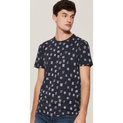 T-shirt z nadrukiem all over - Granatowy. Niebieskie t-shirty męskie House, s, z nadrukiem, bez kołnierzyka. W wyprzedaży za 19,99 zł.