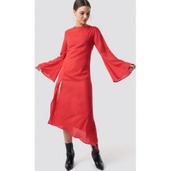 NA-KD Boho Asymetryczna sukienka z głębokim rozcięciem - Red. Czerwone sukienki damskie marki NA-KD Boho, bez wzorów, z poliesteru, boho, z asymetrycznym kołnierzem, bez rękawów, midi, asymetryczne. W wyprzedaży za 20,47 zł.