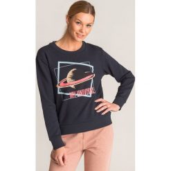Granatowa bluza Emporio Armani z motywem wszechświata - Granatowy. Niebieskie bluzy damskie Emporio Armani, z nadrukiem, z bawełny, bez rękawów, bez kaptura. Za 364,50 zł.