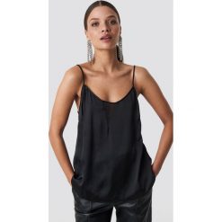 NA-KD Szyfonowy top - Black. Czarne topy damskie marki NA-KD, bez wzorów, z poliesteru, bez kołnierzyka. W wyprzedaży za 48,57 zł.