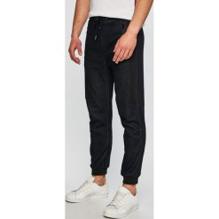 Armani Exchange - Spodnie. Niebieskie spodnie męskie Armani Exchange, na co dzień, bez wzorów, z elastanu, casualowe. W wyprzedaży za 379,90 zł.