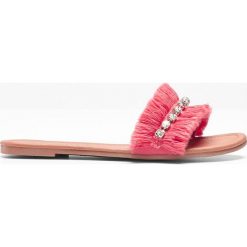 Klapki bonprix koralowy. Czerwone klapki damskie bonprix, bez wzorów, bez obcasa. Za 54,99 zł.