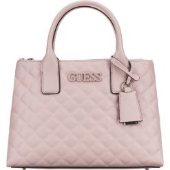 Guess Elliana Torebka Różowy. Różowe torebki klasyczne damskie Guess, w paski, z materiału, bez dodatków. Za 671,95 zł.