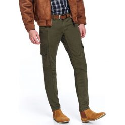 Spodnie cargo z przeszyciami. Zielone spodnie męskie Top Secret, na co dzień, na zimę, m, bez wzorów, z bawełny, eleganckie. Za 159,99 zł.