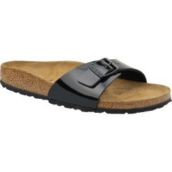 Birkenstock Madrid 40303. Czarne klapki damskie Birkenstock, bez wzorów, z syntetyku, bez obcasa. W wyprzedaży za 219,99 zł.