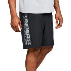 Under Armour Woven Graphic Wordmark Shorts 1320203-001. Czarne spodenki i szorty męskie Under Armour, m, bez wzorów, z poliesteru. W wyprzedaży za 89,99 zł.