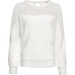 Sweter "nietoperz" z koronką bonprix biel wełny. Białe swetry damskie bonprix, w koronkowe wzory, z wełny, bez rękawów, bez kaptura. Za 54,99 zł.