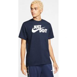 Nike Sportswear JDI Koszulka Niebieski. Niebieskie podkoszulki męskie Nike, l, z nadrukiem, z bawełny, bez kołnierzyka, z krótkim rękawem, krótkie. Za 85,95 zł.