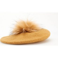 Wełniany beret z futrzanym pomponem - Żółty. Żółte berety damskie Reserved, bez wzorów, z wełny. Za 39,99 zł.
