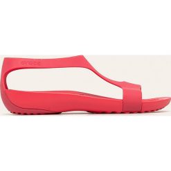 Crocs - Sandały. Różowe klapki damskie Crocs, bez wzorów, z gumy, bez obcasa. W wyprzedaży za 99,90 zł.