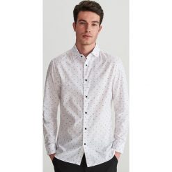 Bawełniana koszula regular fit - Biały. Białe koszule męskie marki Reserved, s, bez wzorów, z bawełny, bez kołnierzyka, bez rękawów. Za 99,99 zł.
