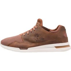 Le coq sportif LCS R PURE PULL UP LEATHER/MESH Tenisówki i Trampki reglisse/tan. Brązowe tenisówki męskie le coq sportif, z materiału. W wyprzedaży za 344,25 zł.