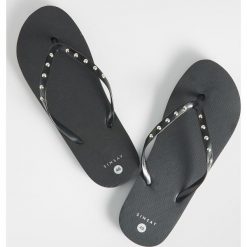 Czarne klapki - Czarny. Czarne klapki damskie Sinsay, bez wzorów, bez obcasa. Za 19,99 zł.