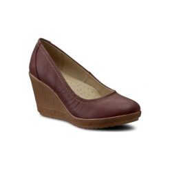 CLARA BARSON W17SS771-1. Czerwone półbuty damskie Clara Barson, bez wzorów, ze skóry ekologicznej, bez obcasa, bez zapięcia. Za 89,99 zł.