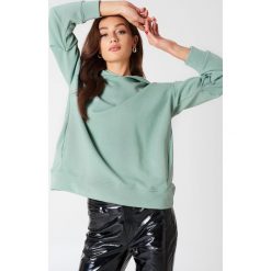Bluzy damskie: NA-KD Trend Bluza z kapturem z drapowanym rękawem – Green