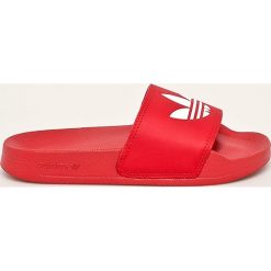 Adidas Originals - Klapki. Czerwone sandały dziewczęce adidas Originals, z materiału, bez zapięcia. Za 119,90 zł.