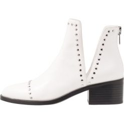 Steve Madden CONSPIRE Botki kowbojki i motocyklowe white. Białe botki damskie na zamek Steve Madden, z materiału. Za 629,00 zł.