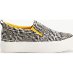 Tenisówki typu slip on - Jasny szary. Szare trampki i tenisówki damskie Reserved, bez wzorów, bez zapięcia. Za 69,99 zł.