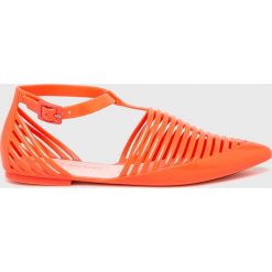 Melissa - Sandały. Pomarańczowe klapki damskie Melissa, bez wzorów, z gumy, bez obcasa, na obcasie. W wyprzedaży za 199,90 zł.