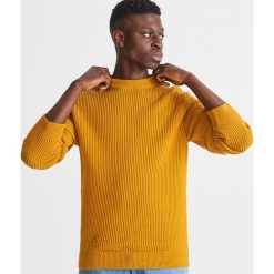Musztardowy sweter - Żółty. Żółte swetry męskie Reserved, s, bez wzorów, bez kołnierzyka, bez kaptura. Za 199,99 zł.