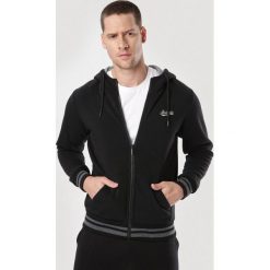 Czarna Bluza Sylitea. Czarne bluzy męskie Born2be, xl, bez wzorów, bez kołnierzyka, bez rękawów, bez kaptura. Za 79,99 zł.