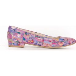 Kwiatowe balerinki na niskim obcasie - skóra naturalna - model 050 - kolor fioletowe kwiaty. Fioletowe baleriny damskie Zapato, w kwiaty, ze skóry, na niskim obcasie. Za 309,00 zł.