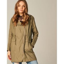 Parki damskie: Długa parka z asymetrycznym zapięciem – Khaki