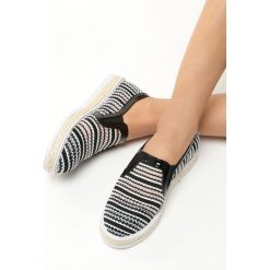 Czarne Espadryle Teardrops. Czarne espadryle damskie Born2be, bez wzorów, z lakierowanej skóry, na niskim obcasie. Za 29,99 zł.