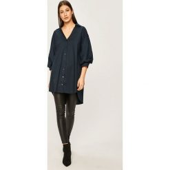 Answear - Koszula. Niebieskie bluzki damskie ANSWEAR, na co dzień, s, bez wzorów, z elastanu, casualowe, bez kołnierzyka, bez rękawów. W wyprzedaży za 49,90 zł.