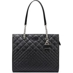 Guess Queenie Torebka Czarny. Czarne torebki klasyczne damskie Guess, z aplikacjami, z materiału, bez dodatków. Za 722,95 zł.