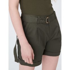 Materiałowe bermudy z paskiem - Khaki. Brązowe szorty damskie Sinsay, s, bez wzorów, z tkaniny. Za 49,99 zł.
