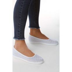 Białe Tenisówki Summer Phenomenon. Białe trampki i tenisówki damskie Born2be, bez wzorów, bez zapięcia. Za 39,99 zł.