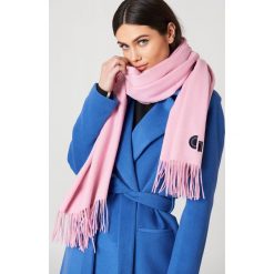 Szaliki damskie: Gestuz Szalik Cross – Pink