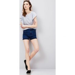Szorty jeansowe typu extra high waist. Szorty damskie Moodo, xs, bez wzorów, z jeansu, z podwyższonym stanem. Za 29,99 zł.