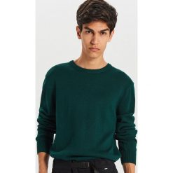 Gładki sweter - Zielony. Zielone swetry męskie Cropp, s, bez wzorów, bez kołnierzyka, bez kaptura. W wyprzedaży za 59,99 zł.