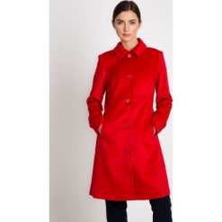 Klasyczny czerwony płaszcz z kołnierzem QUIOSQUE. Czerwone płaszcze damskie pastelowe QUIOSQUE, z tkaniny, eleganckie. W wyprzedaży za 349,99 zł.