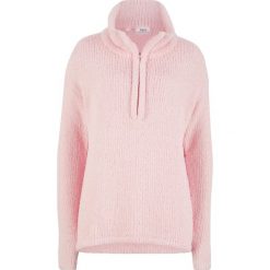 Sweter z puszystej przędzy bonprix pastelowy jasnoróżowy. Różowe swetry damskie bonprix, bez wzorów, bez rękawów, bez kaptura. Za 69,99 zł.