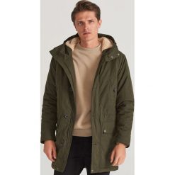 Parka typu sherpa - Khaki. Brązowe parki męskie Reserved, s, bez wzorów, bez kaptura. Za 279,99 zł.