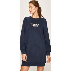 Tommy Jeans - Sukienka. Niebieskie sukienki damskie Tommy Jeans, na co dzień, s, z aplikacjami, z bawełny, casualowe, z okrągłym kołnierzem, z długim rękawem, długie, mini, proste. W wyprzedaży za 299,90 zł.