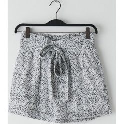 Krótkie dzianinowe szorty high waist - Czarny. Czarne szorty damskie Cropp, bez wzorów, z dzianiny, z podwyższonym stanem. W wyprzedaży za 41,99 zł.