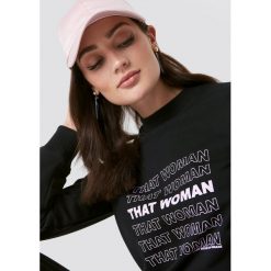 NA-KD Bluza That Woman - Black. Czarne bluzy damskie marki NA-KD, z nadrukiem, z dzianiny, bez rękawów, bez kaptura. W wyprzedaży za 70,97 zł.