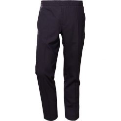 Filippa K TERRY COOL WOOL SLACKS Spodnie materiałowe dark navy. Niebieskie spodnie męskie marki Filippa K, m, bez wzorów, z wełny. W wyprzedaży za 517,30 zł.
