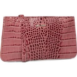Torebka GINO ROSSI - Croco 0001-LIB Violet. Różowe listonoszki damskie Gino Rossi, bez wzorów, ze skóry, bez dodatków. Za 249,99 zł.