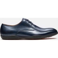 Granatowe półbuty męskie. Niebieskie półbuty męskie Kazar, bez wzorów, ze skóry, eleganckie, bez zapięcia. Za 449,00 zł.
