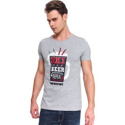 T-shirt z nadrukiem. Szare t-shirty męskie na zimę, m, z nadrukiem, z bawełny, klasyczne, krótkie. W wyprzedaży za 19,99 zł.