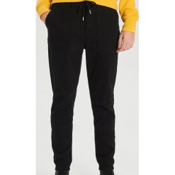 Spodnie slim carrot - Czarny. Czarne spodnie męskie Cropp, m, bez wzorów. Za 119,99 zł.