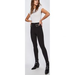 Guess Jeans - Spodnie. Czarne spodnie damskie Guess Jeans, s, z aplikacjami, z elastanu, casualowe. W wyprzedaży za 269,90 zł.