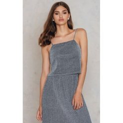 NA-KD Party Top Square Neck Sparkle Singlet - Silver. Szare topy damskie NA-KD Party, bez wzorów, z poliesteru, bez kołnierzyka. W wyprzedaży za 18,28 zł.
