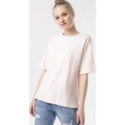 Jasnoróżowy T-shirt Crialacia. Różowe bluzki damskie Born2be, s, bez wzorów, z dzianiny, z okrągłym kołnierzem, bez rękawów. Za 54,99 zł.